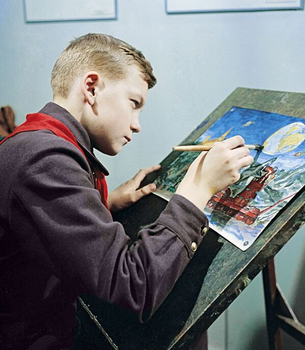 دانش آموز مسکویی در حال نقاشی در سال ۱۹۵۹ - اسپوتنیک ایران  