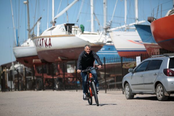 مردی در یوپاتوریا دوچرخه سواری می کند
 - اسپوتنیک ایران  