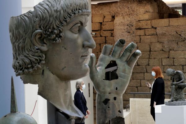 بازدید کننده گان با ماسک از موزه کاپیتولین در رم بازدید می کنند.
 - اسپوتنیک ایران  
