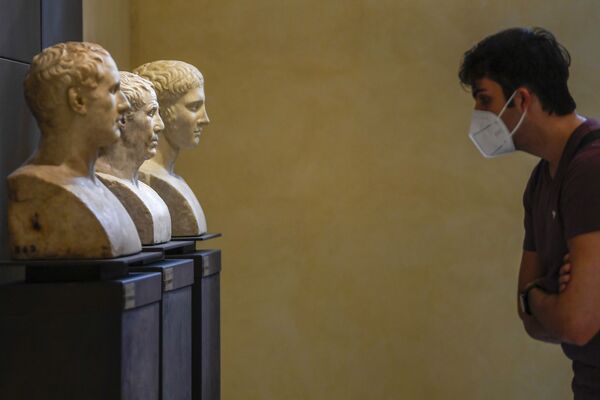 بازدید کننده ای با ماسک از موزه کاپیتولین در رم بازدید می کند.
 - اسپوتنیک ایران  
