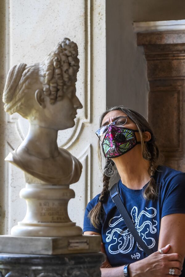 بازدید کننده ای با ماسک از موزه کاپیتولین در رم بازدید می کند.
 - اسپوتنیک ایران  
