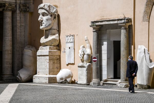 بازدید کننده ای جلوی درب ورودی موزه کاپیتولین در رم.
 - اسپوتنیک ایران  