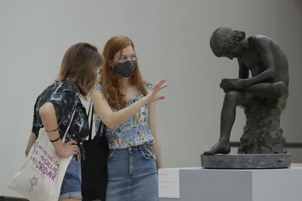 بازدید کننده گان با ماسک از موزه کاپیتولین در رم بازدید می کنند.
 - اسپوتنیک ایران  