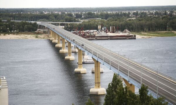پل برای عبور و مرور ماشین بر فراز رودخانه ولگا در شهر ولگوگراد
 - اسپوتنیک ایران  