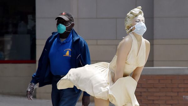 مجسمه مرلین مونرو با ماسک در آمریکا - اسپوتنیک ایران  