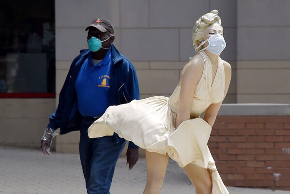 مجسمه مرلین مونرو با ماسک در آمریکا - اسپوتنیک ایران  