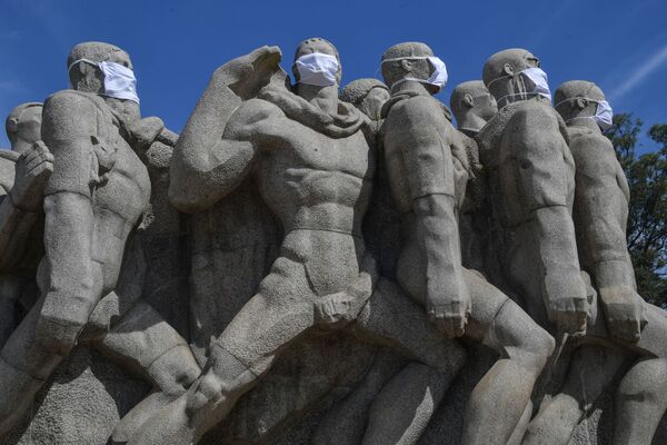 مجسمه های Monumento das Bandeiras  با ماسک در برزیل - اسپوتنیک ایران  