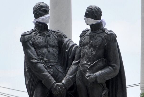 مجسمه سیمون بولیوار و خوزه دی سان مارتین با ماسک در اکوادور - اسپوتنیک ایران  