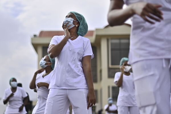 پرستاران یک مجتمع بیمارستانی در نایروبی برای حفظ روحیه زومبا می رقصند
 - اسپوتنیک ایران  