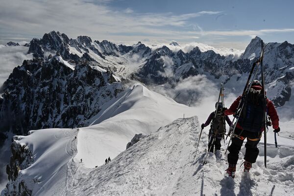 کوهنوردان در کوه مون بلان فرانسه اسکی می کنند. - اسپوتنیک ایران  