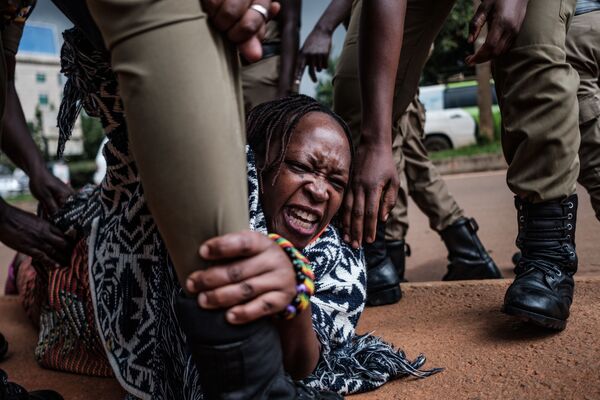 فعالی در تظاهرات اعتراضی در کامپالا، اوگاندا، بخاطر توزیع مواد غذایی بین گروه های آسیب پذیر به دلیل بحران ناشی از شیوع کرونا
 - اسپوتنیک ایران  