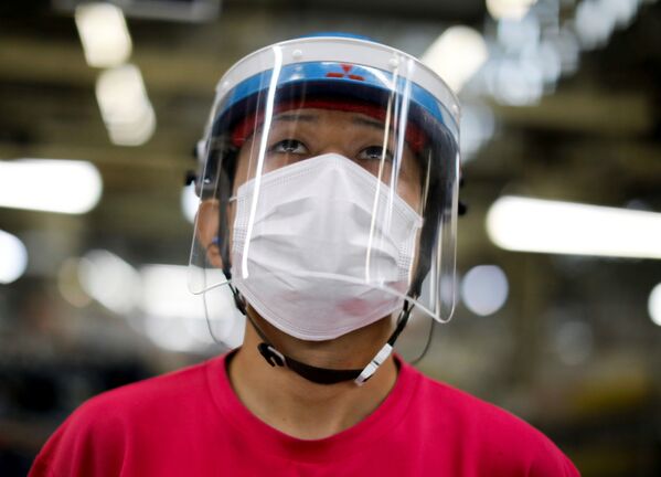 کارگران با ماسک در کارخانه تولید Mitsubishi Fuso Truck and Bus Corp در ژاپن - اسپوتنیک ایران  