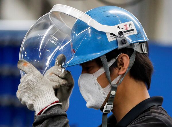 کارگران با ماسک در کارخانه تولید Mitsubishi Fuso Truck and Bus Corp در ژاپن - اسپوتنیک ایران  