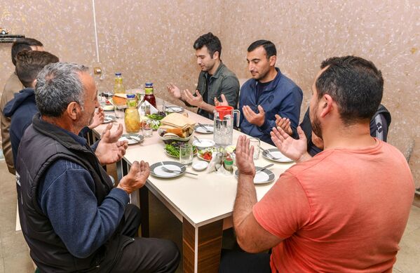 مومنان در روز تعطیلات عید فطر در باکو
 - اسپوتنیک ایران  