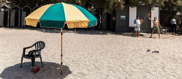 مردم در ساحل آلیموس نزدیک آتن مردم در ساحل آلیموس نزدیک آتن - اسپوتنیک ایران