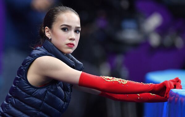 آلینا زاگیتووا در حال آماده سازی برای اجرای برنامه در بازی های المپیک زمستانی 2018
 - اسپوتنیک ایران  