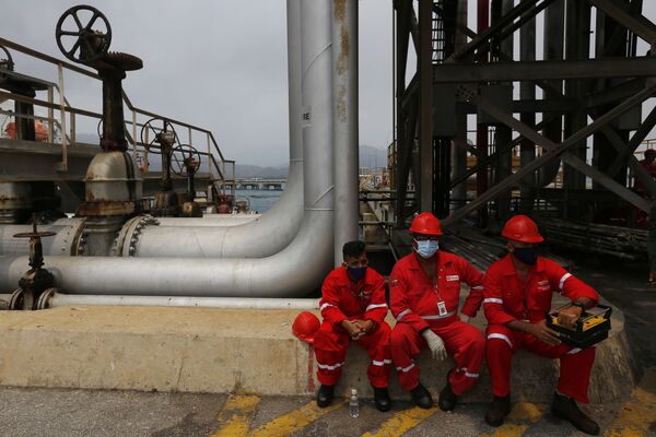نفتکش ایرانی فورچون حامل سوخت برای ونزوئلا
کارگران ونزوئلایی - اسپوتنیک ایران  