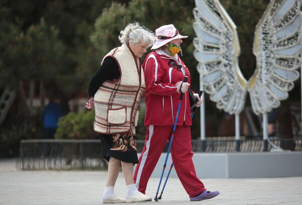 زنان سالمند در حال گردش پس از لغو قرنطینه در کریمه - اسپوتنیک ایران  