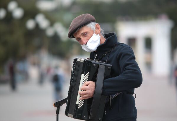 نوازنده خیابانی پس از لغو رژیم قرنطینه در کریمه
 - اسپوتنیک ایران  
