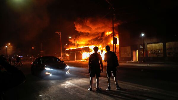  معترضان آمریکایی مرکز پلیس شهر مینیاپولیس را آتش زدند + فیلم  - اسپوتنیک ایران  