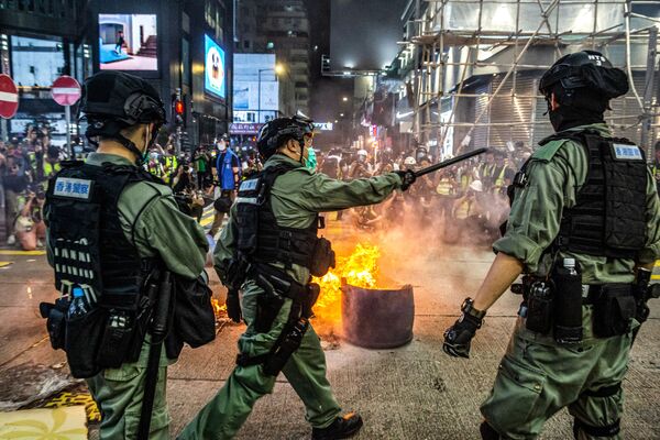 پلیس تظاهرکنندگان ضد دولتی در هنگ کنگ را متفرق می کند.
 - اسپوتنیک ایران  