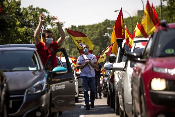 معترضین در مادرید با اقدامات قرنطینه مخالف هستند.
 - اسپوتنیک ایران  