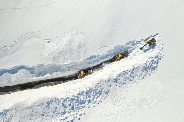 برف روب ها برف های جاده را در گذرگاه کوهستانی پاک می کنند، نروژ
 - اسپوتنیک ایران  