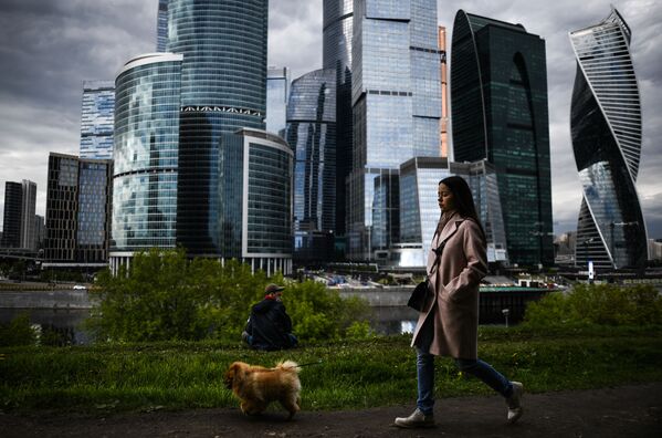 دختری که با سگ خود در مسکو قدم می زند.
 - اسپوتنیک ایران  