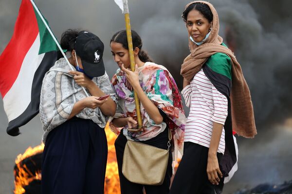 زنان با پرچم در جریان تظاهرات در خارطوم سودان. - اسپوتنیک ایران  