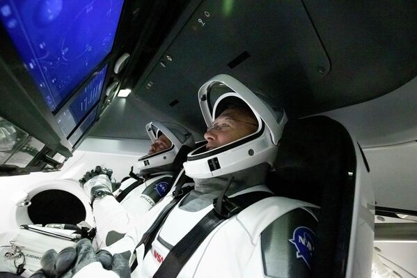 رابرت بنکین و داگلاس هورلی دو فضانورد آمریکایی در سفینه دارگون کرو. - اسپوتنیک ایران  