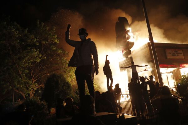معترضان ایستگاه پلیسی در مینیاپولیس را به آتش کشیدند - اسپوتنیک ایران  