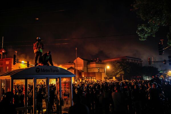 معترضان ایستگاه پلیسی در مینیاپولیس را به آتش کشیدند - اسپوتنیک ایران  