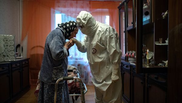کشیشی به دیدن بیماران کووید ۱۹ که در خانه درمان می شوند، رفته است - اسپوتنیک ایران  