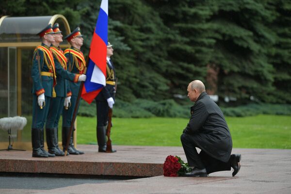 رئیس جمهور روسیه ولادیمیر پوتین  در حال تقدیم گل به آتش جاودان سربازان گمنام در باغ الکساندر مسکو - اسپوتنیک ایران  