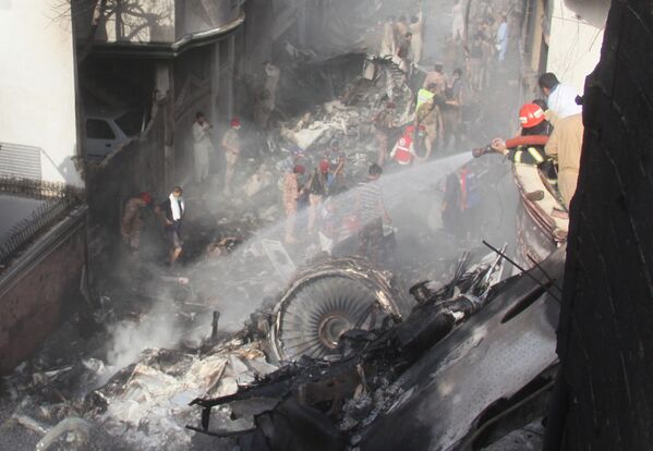 آتش در محل سقوط هواپیمای ایرباس آ۳۲۰ در پاکستان - اسپوتنیک ایران  