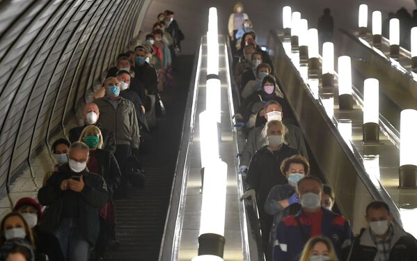 مسافران با ماسک در مترو مسکو - اسپوتنیک ایران  