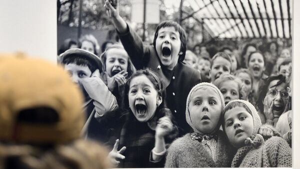 تصاویر کودکان هنگام دیدن یک نمایش عروسکی در باغ، پاریس، 1963
 - اسپوتنیک ایران  