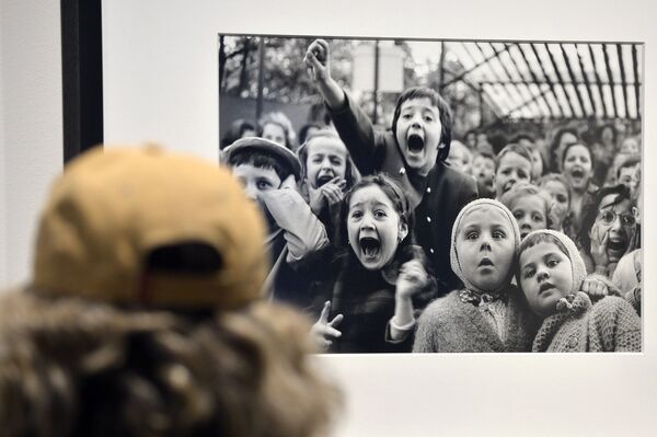 تصاویر کودکان هنگام دیدن یک نمایش عروسکی در باغ، پاریس، 1963
 - اسپوتنیک ایران  