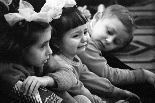 کودکی هنگام اجرای نمایش سال نو در مسکو در تاریخ 1 ژانویه 1966، گریه می کند
 - اسپوتنیک ایران  