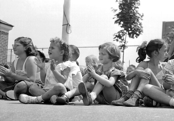 کودکان برنامه سرگرم کننده تماشا می کنند، نیویورک 1952
 - اسپوتنیک ایران  