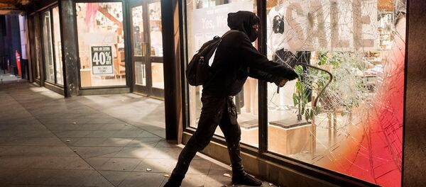 ناآرامی‌ها و غارت مغازه ها در آمریکا - اسپوتنیک ایران  