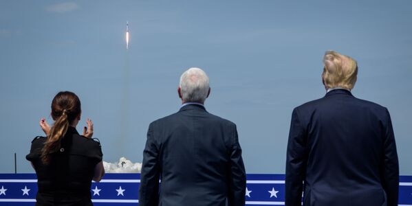 رئیس جمهور ایالات متحده، دونالد ترامپ (سمت راست)، معاون رئیس جمهور آمریكا مایک پنس و همسر معاون رئیس جمهور آمریكا، كارن پنس - اسپوتنیک ایران  