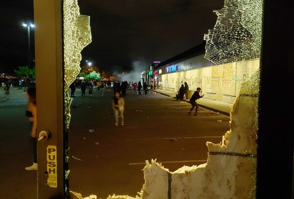 ناآرامی‌های سراسری در آمریکا
تظاهرکنندگان در مینیاپولیس - اسپوتنیک ایران  