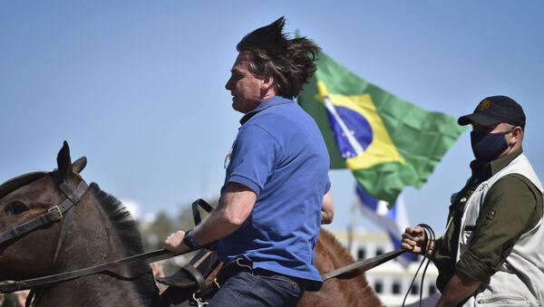  رئیس‌جمهور برزیل سوار بر اسب در خیابان - اسپوتنیک ایران  