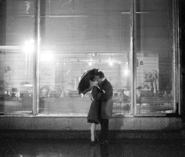 باران‌های عاشقانه دوران شوروی
عکسی به نام «لنینگراد» در زیر باران. - اسپوتنیک ایران  