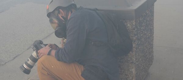 خبرنگار رویترز کاللوس باریا در زمان پرتاب گاز اشک آور در مینیاپولیس خبرنگار رویترز کاللوس باریا در زمان پرتاب گاز اشک آور در مینیاپولیس - اسپوتنیک ایران