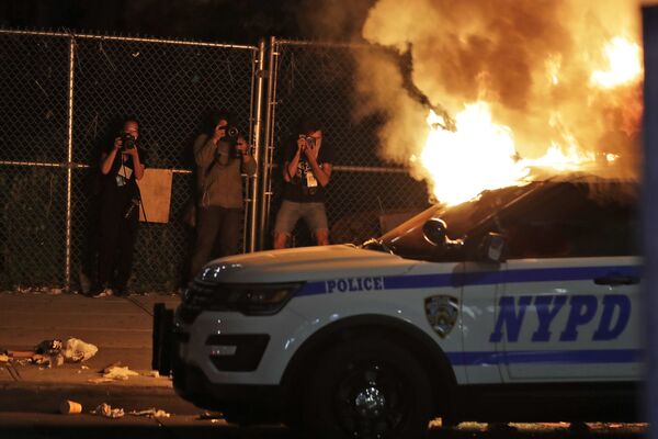 عکاس ها در حال عکاسی از ماشین آتش گرفته پلیس در نیویورک - اسپوتنیک ایران  