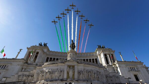 نمایش هوایی در مراسم روز جمهوری در ایتالیا بر فراز بنای یادبود ویکتور امانوئل دوم.
 - اسپوتنیک ایران  