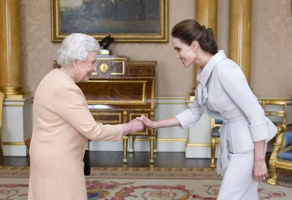 آنجلینا جولی در دیدار با ملکه بریتانیا، الیزابت دوم - اسپوتنیک ایران  