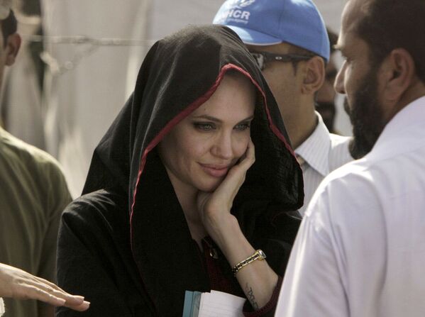  آنجلینا جولی در زمان بازدید از اردوگاهی در پاکستان - اسپوتنیک ایران  